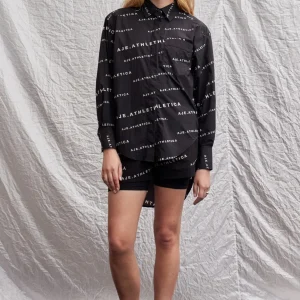 Discount Aje ATHLETICA All Over Logo Spray Shirt 406 Black/White