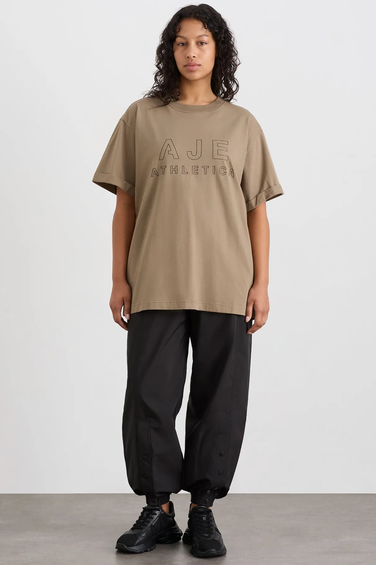 block_logo_boyfriend_tee__6.webp Clearance Aje ATHLETICA Block Logo Boyfriend Tee 102 Soft Khaki/Black