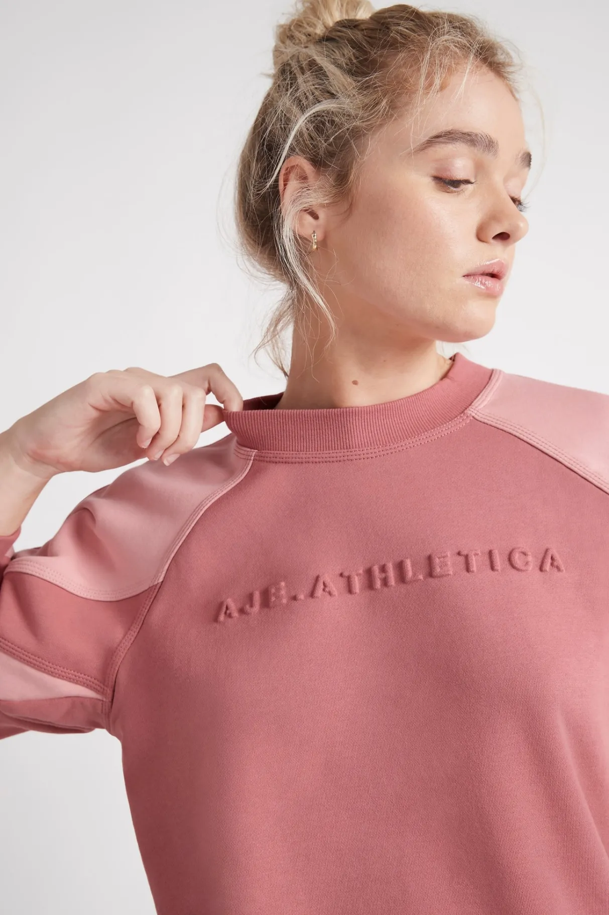 embossed_signature_logo_crew_jumper__2-1.webp Best Aje ATHLETICA Embossed Signature Logo Crew Jumper 410 Rose Pink/Rose Quartz