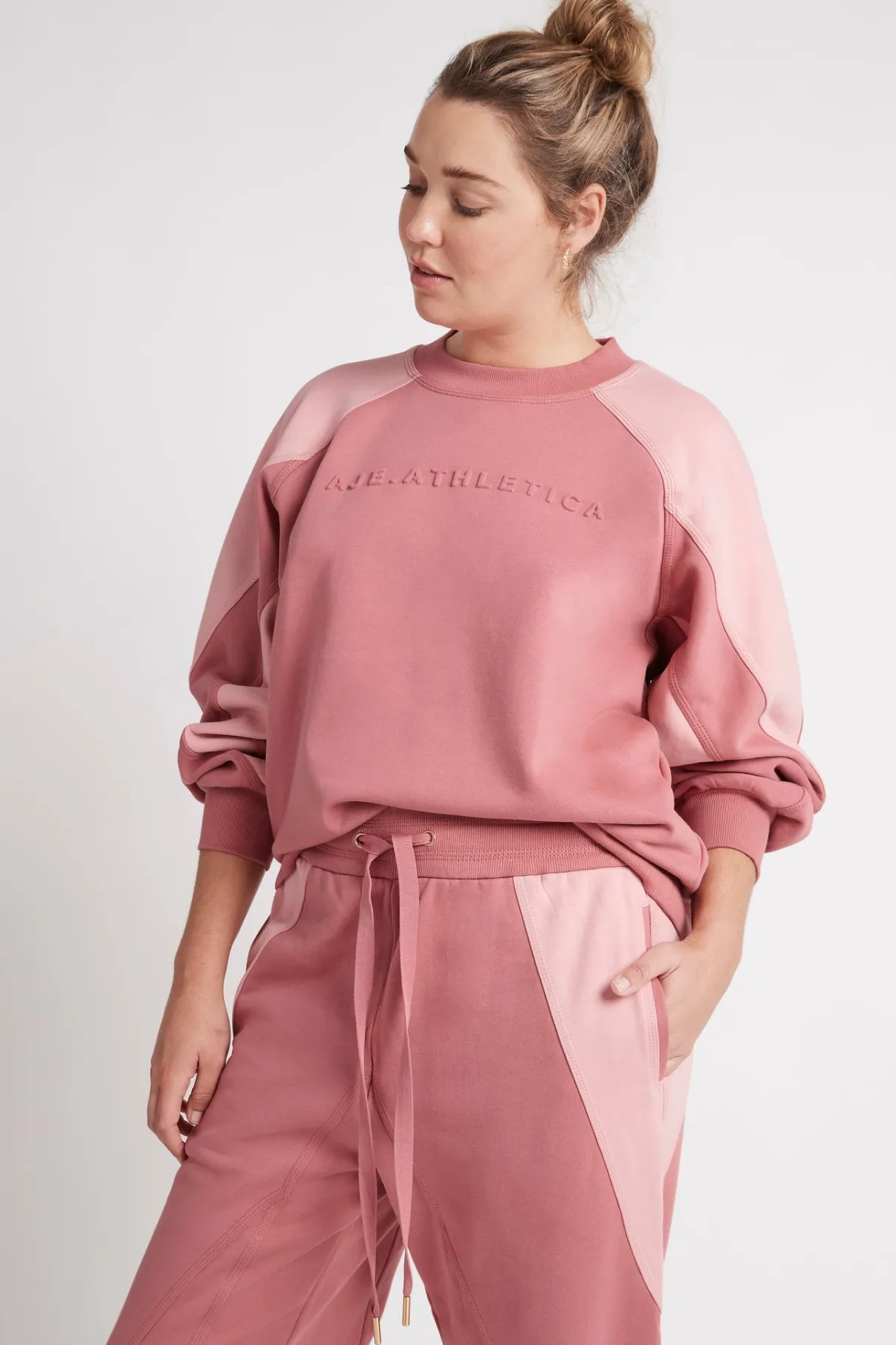embossed_signature_logo_crew_jumper__8-1.webp Best Aje ATHLETICA Embossed Signature Logo Crew Jumper 410 Rose Pink/Rose Quartz