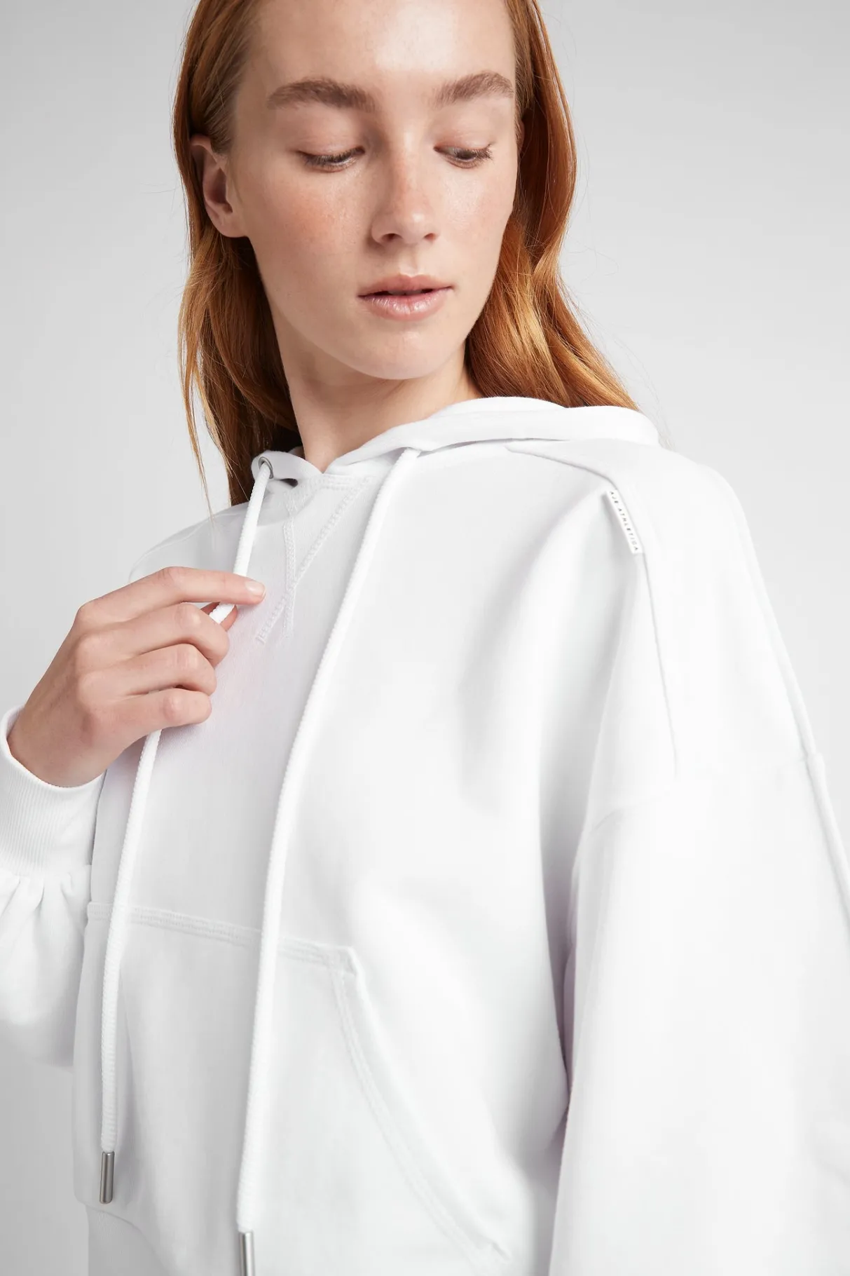 essential_cropped_hoodie__3.webp Discount Aje ATHLETICA Essential Cropped Hoodie 405 White
