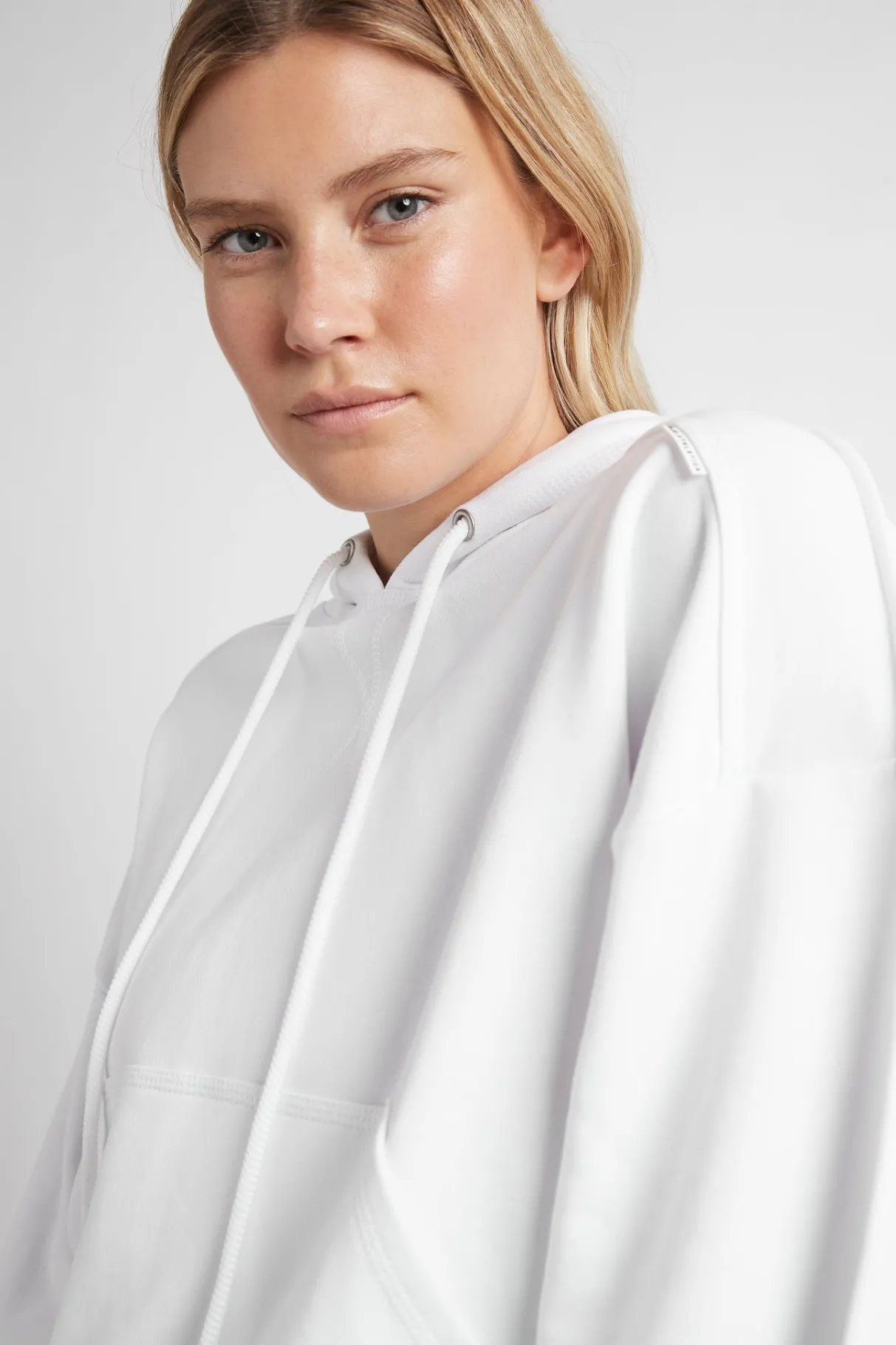 essential_cropped_hoodie__9.webp Discount Aje ATHLETICA Essential Cropped Hoodie 405 White