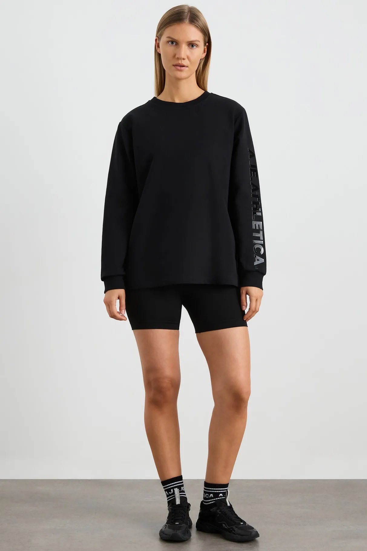 light_weight_logo_crew_jumper__2.webp Hot Aje ATHLETICA Light Weight Logo Crew Jumper 127 Black