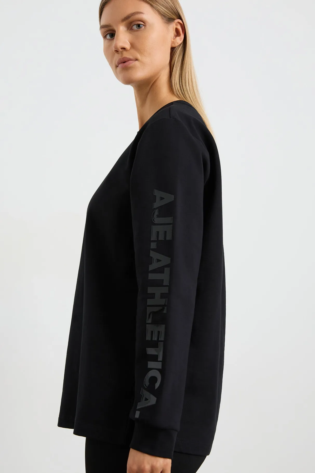 light_weight_logo_crew_jumper__3.webp Hot Aje ATHLETICA Light Weight Logo Crew Jumper 127 Black