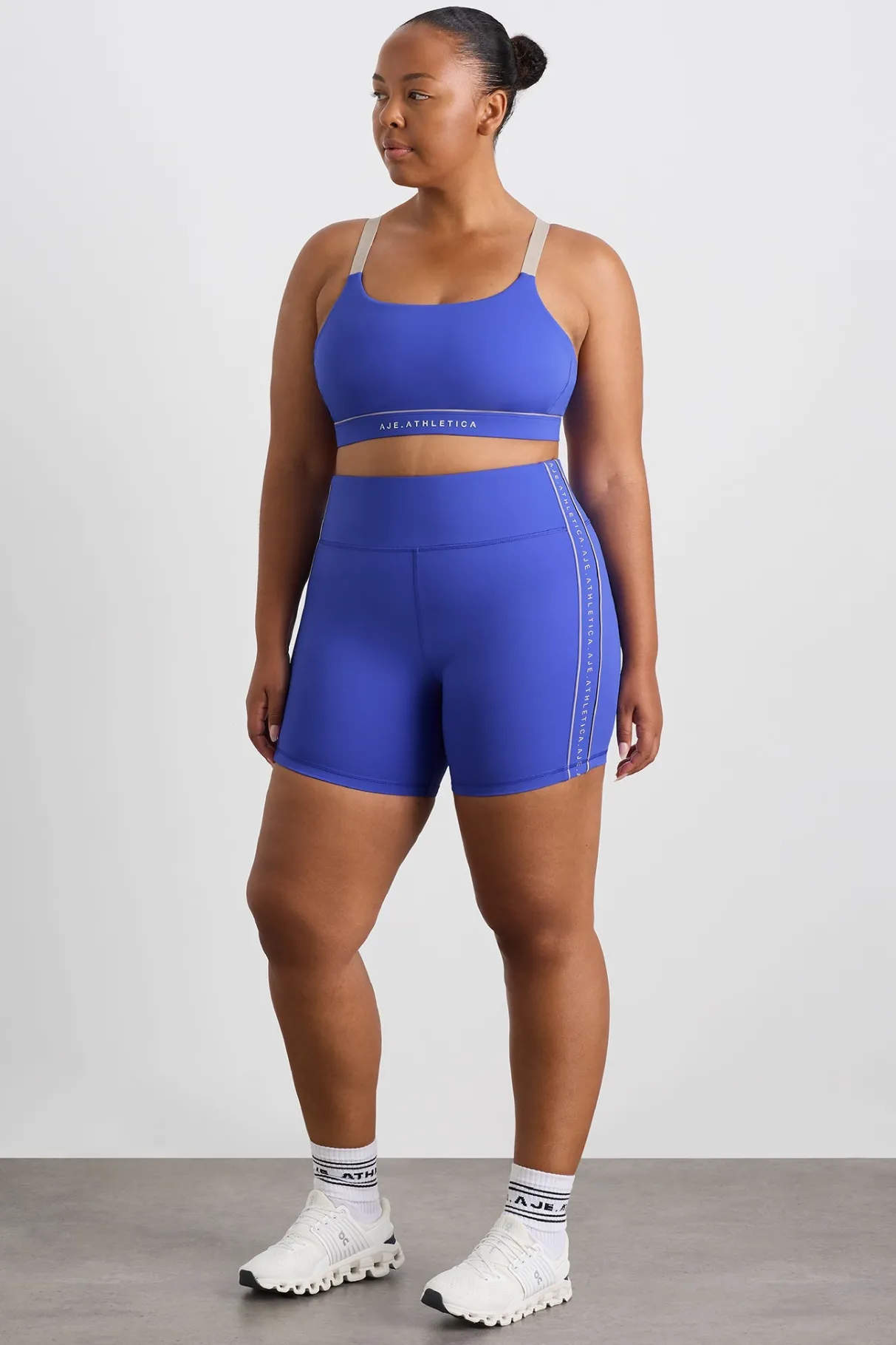 logo_notch_bike_short__11.webp Online Aje ATHLETICA Logo Notch Bike Short 639 Marine Blue Latte Beige