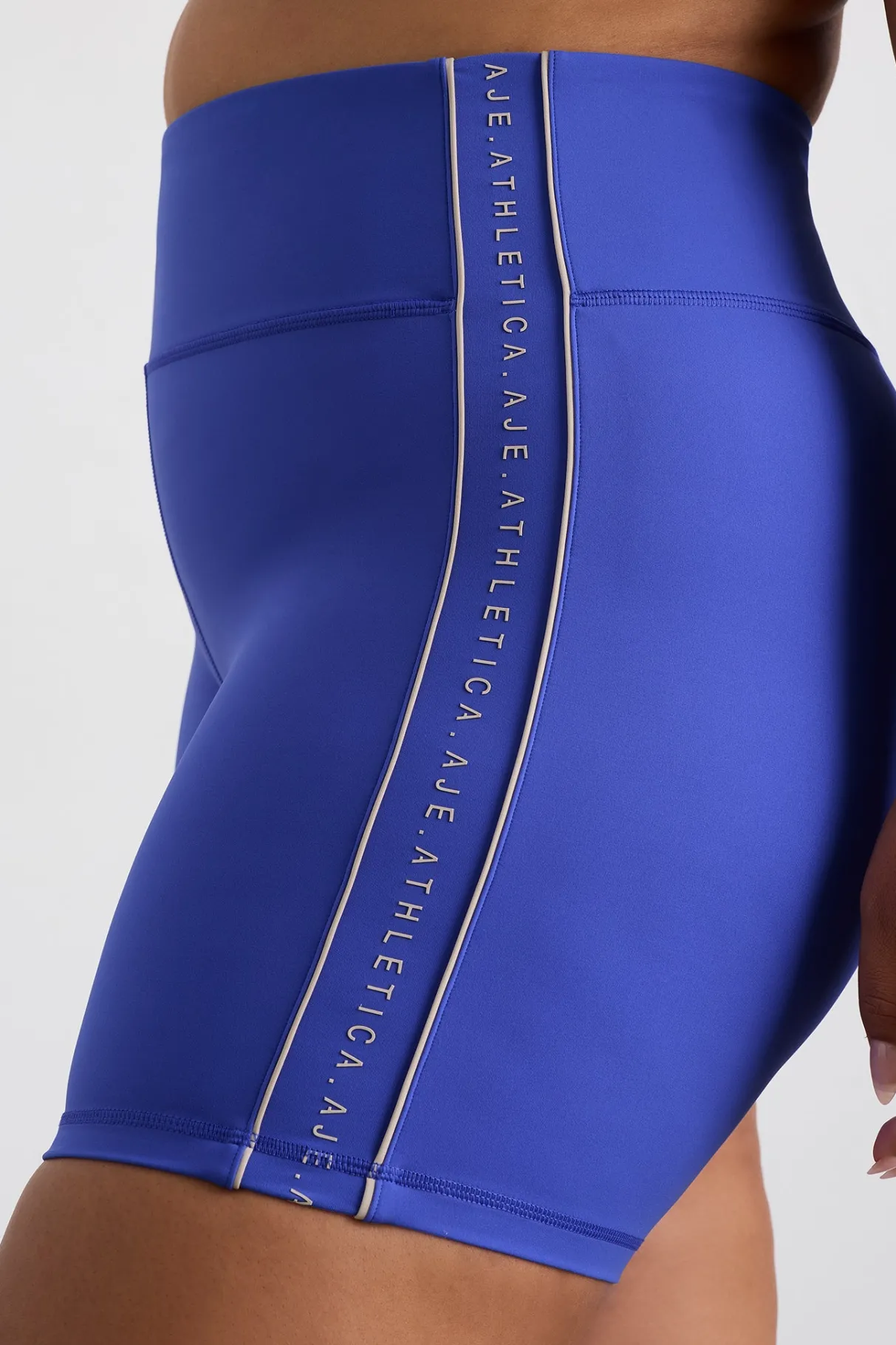 logo_notch_bike_short__13.webp Online Aje ATHLETICA Logo Notch Bike Short 639 Marine Blue Latte Beige