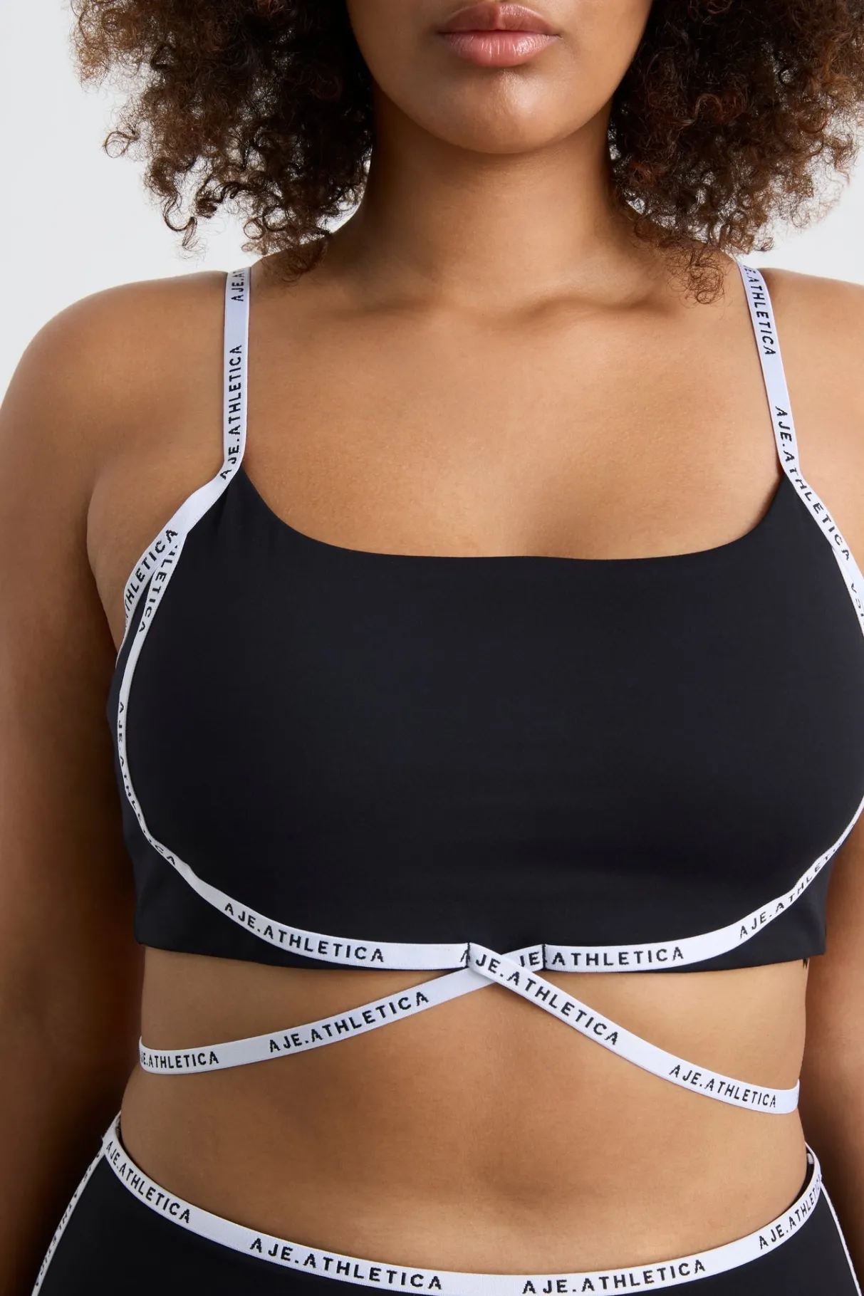 logo_tape_crossover_bra__11.webp Outlet Aje ATHLETICA Logo Tape Crossover Bra 393 Black/White