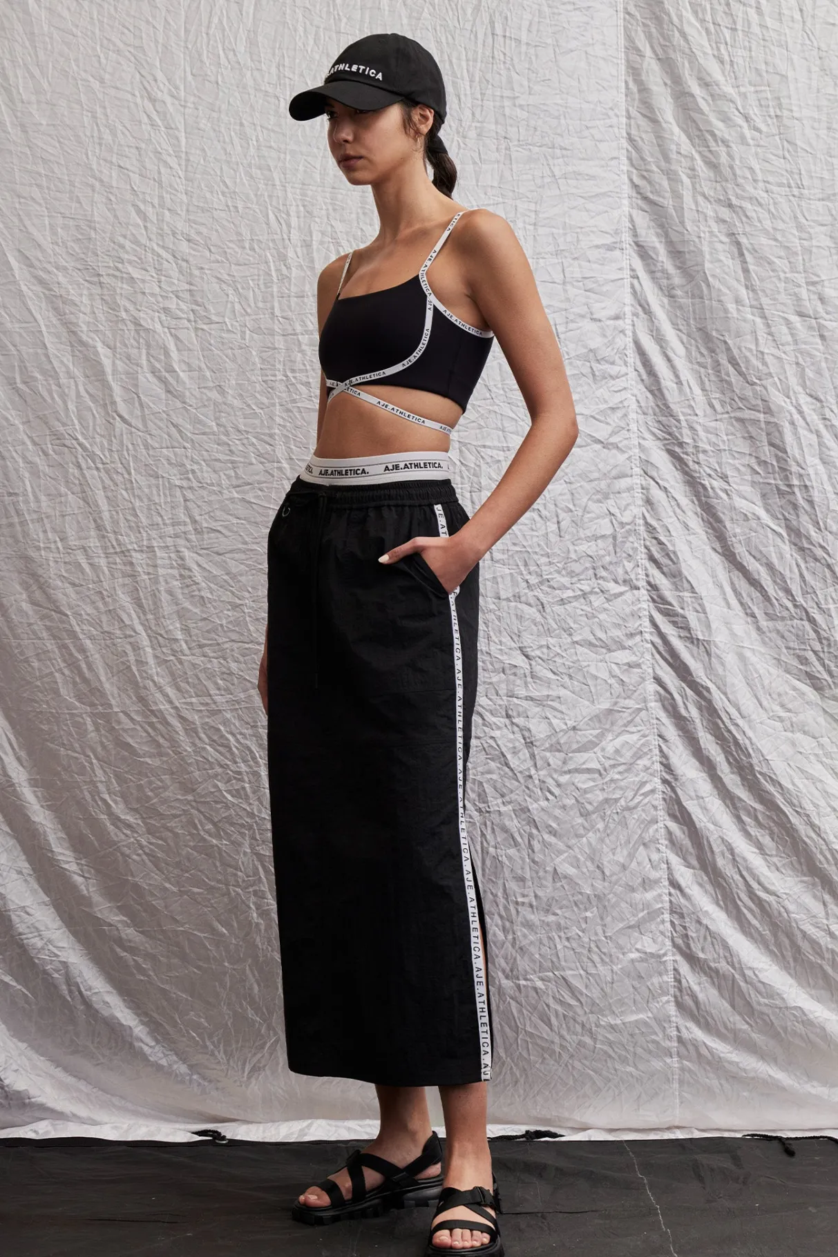 logo_tape_crossover_bra__15.webp Outlet Aje ATHLETICA Logo Tape Crossover Bra 393 Black/White