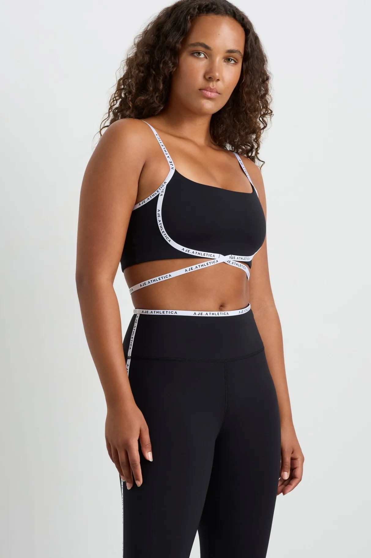 logo_tape_crossover_bra__5.webp Outlet Aje ATHLETICA Logo Tape Crossover Bra 393 Black/White