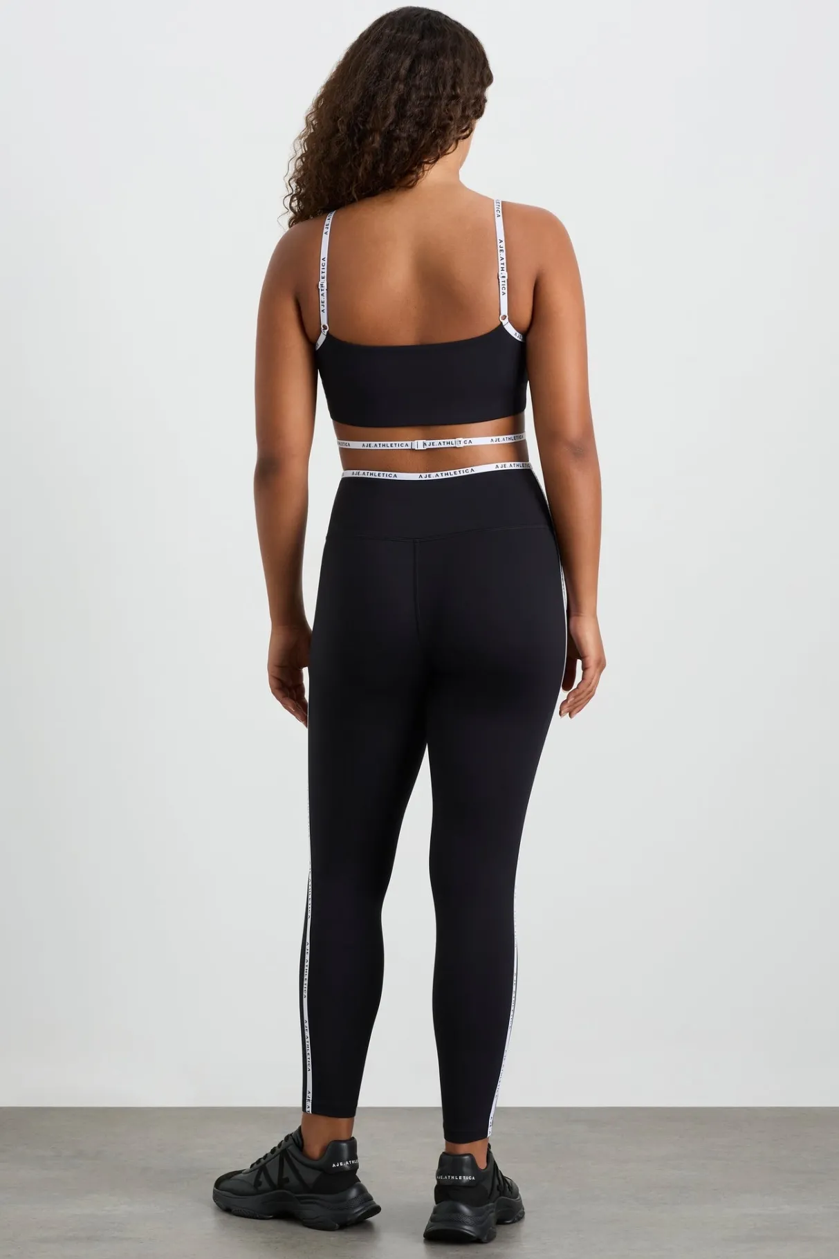 logo_tape_crossover_bra__8.webp Outlet Aje ATHLETICA Logo Tape Crossover Bra 393 Black/White
