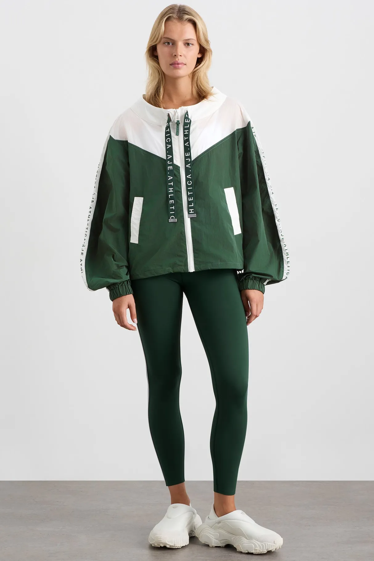 logotape_spray_jacket__2-1.webp Outlet Aje ATHLETICA Logotape Spray Jacket 762 Pine Green White