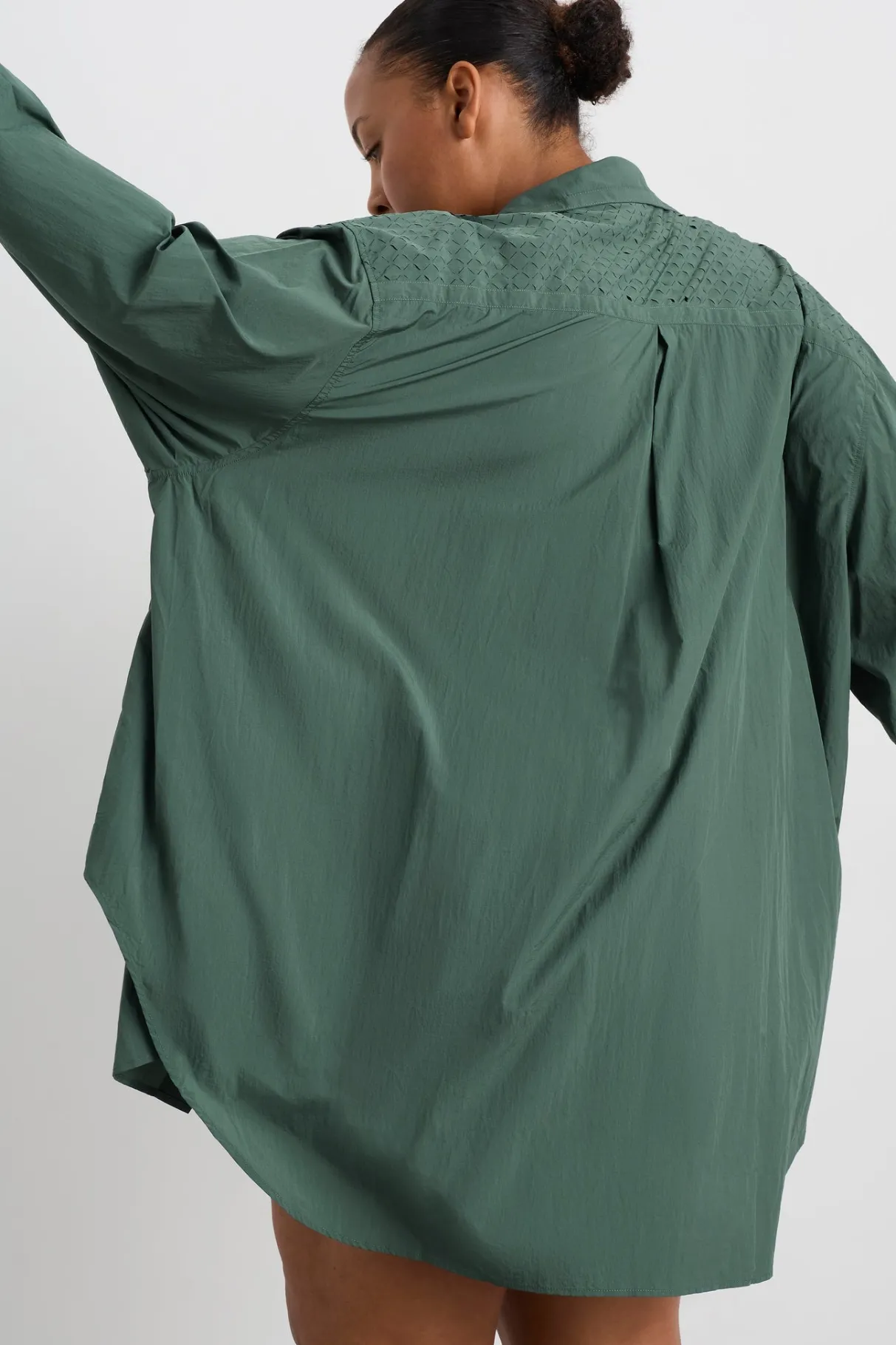 perforated_spray_shirt__14.webp Store Aje ATHLETICA Perforated Spray Shirt 406 Moss Green