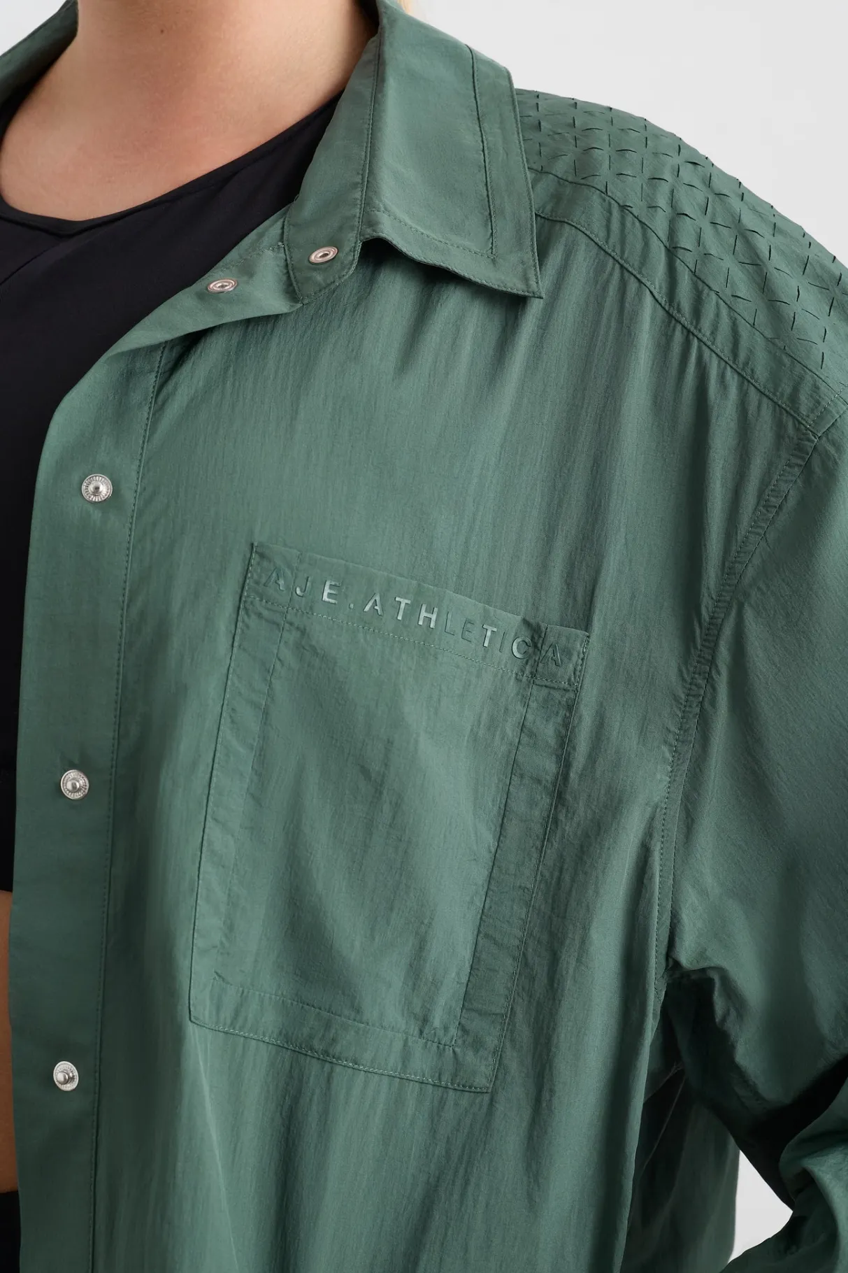perforated_spray_shirt__8.webp Store Aje ATHLETICA Perforated Spray Shirt 406 Moss Green