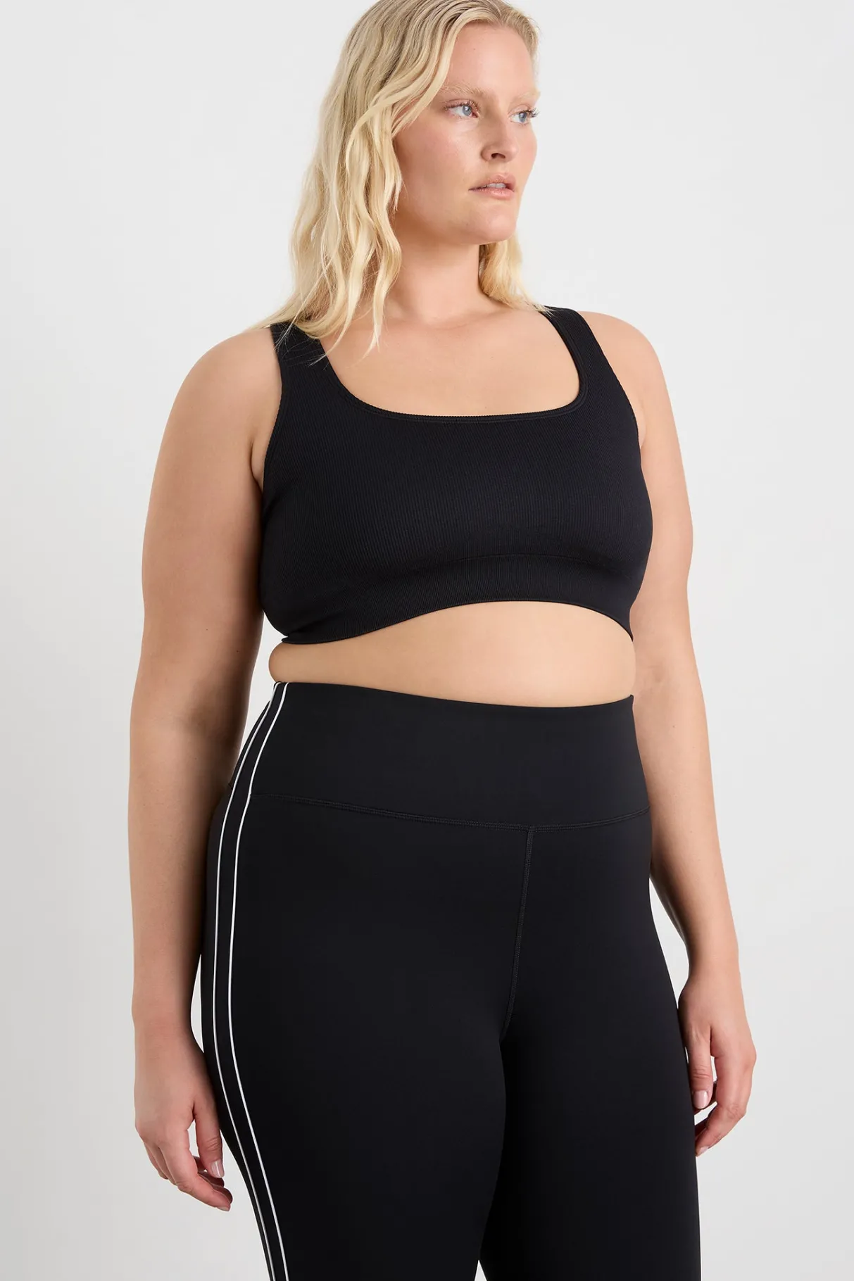 seamless_crop__10-3.webp Hot Aje ATHLETICA Seamless Crop 331 Black