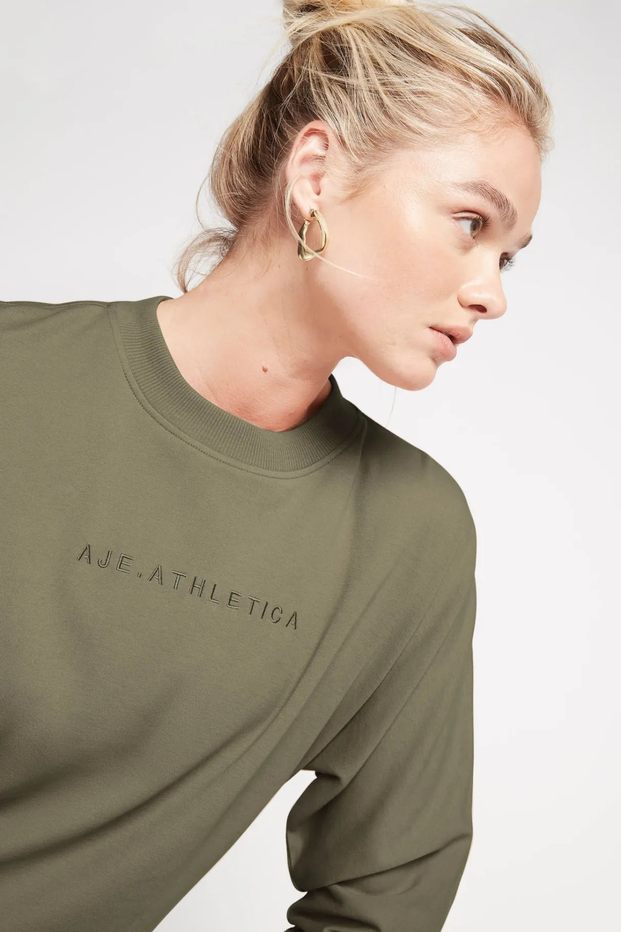 signature_logo_sweatshirt__3-1.webp Shop Aje ATHLETICA Signature Logo Sweatshirt 122 Forest Green