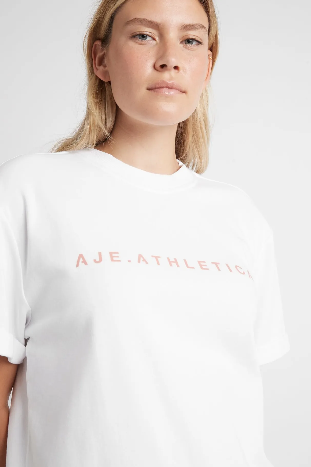 signature_logo_tshirt__8.webp Discount Aje ATHLETICA Signature Logo T-Shirt 102 White/Sunset Pink
