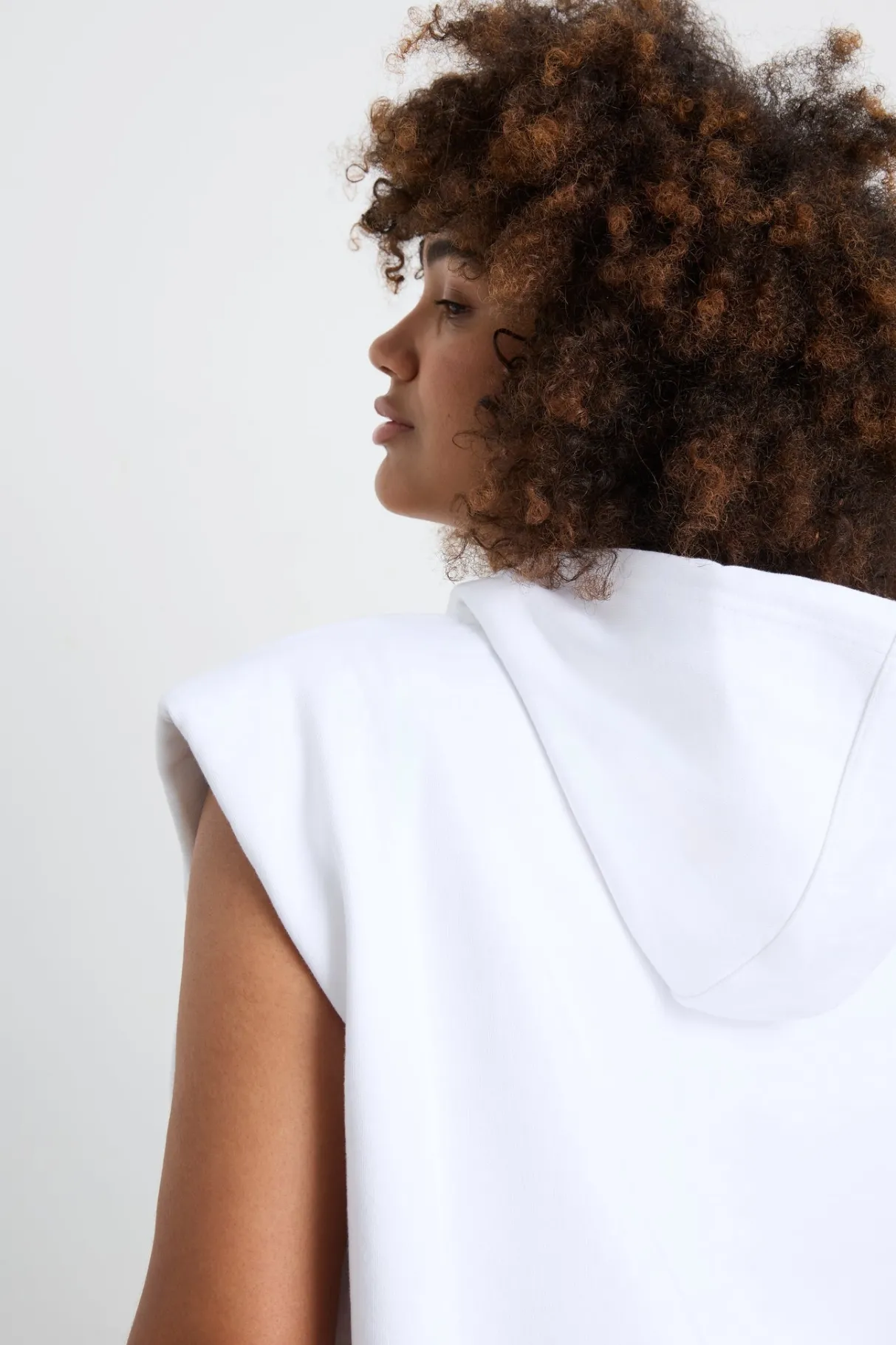 sleeveless_logo_hoodie__11.webp Online Aje ATHLETICA Sleeveless Logo Hoodie 402 White/Pink