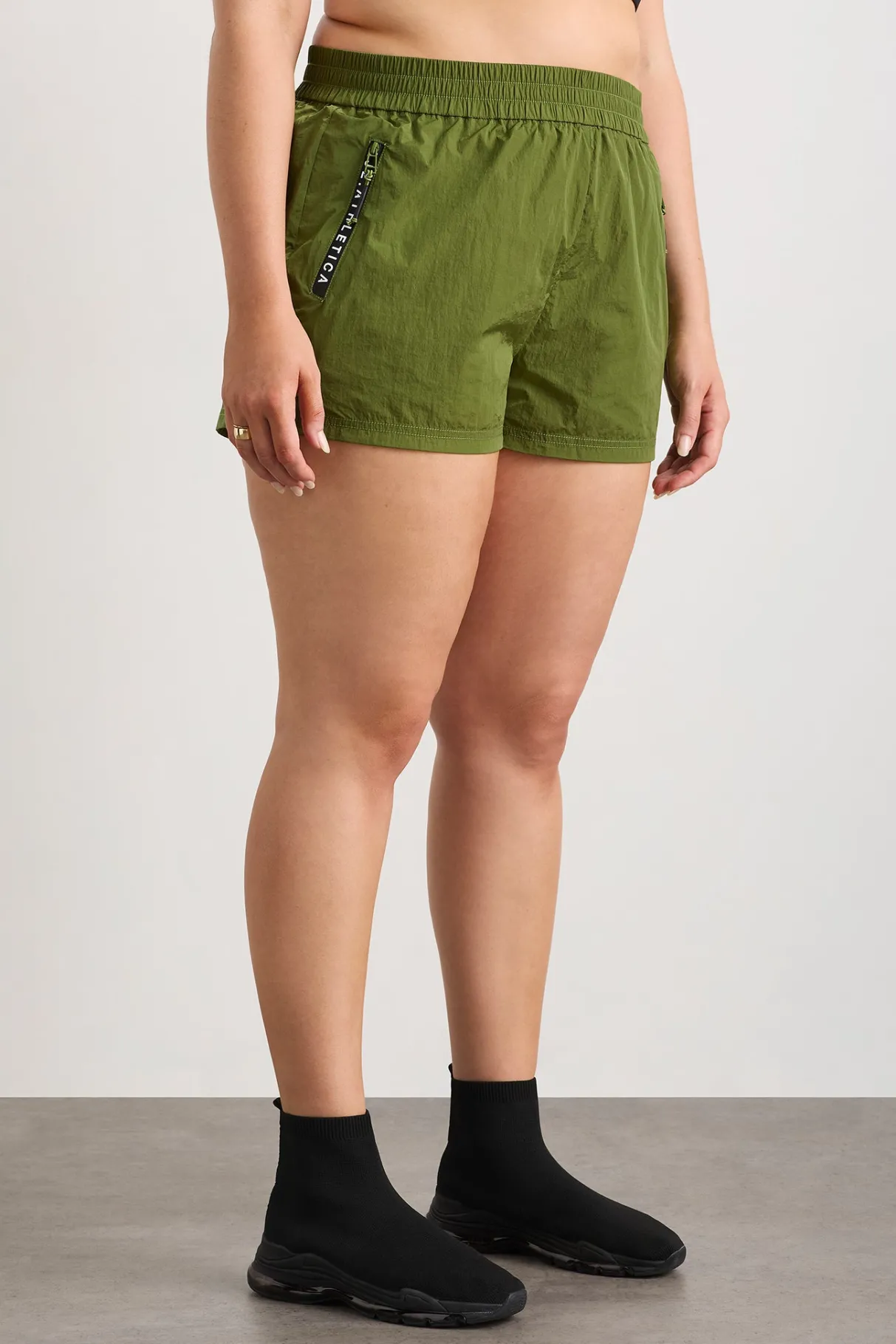 spray_short__13.webp Sale Aje ATHLETICA Spray Short 620 Evergreen
