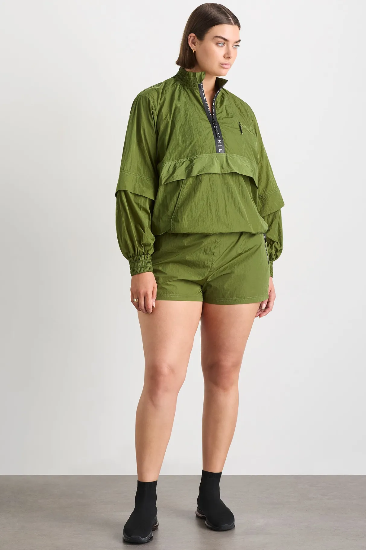 spray_short__16.webp Sale Aje ATHLETICA Spray Short 620 Evergreen