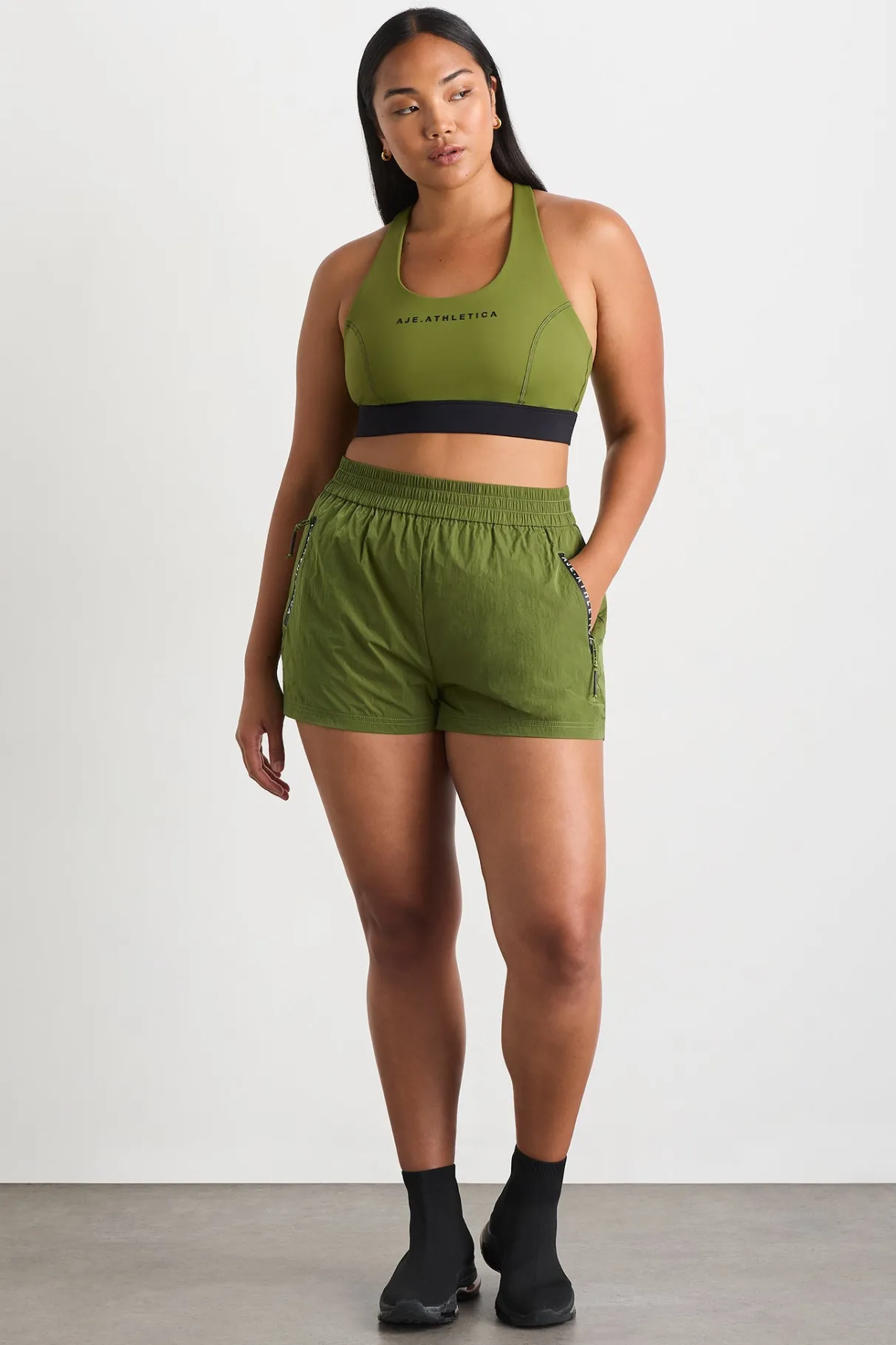 spray_short__6.webp Sale Aje ATHLETICA Spray Short 620 Evergreen