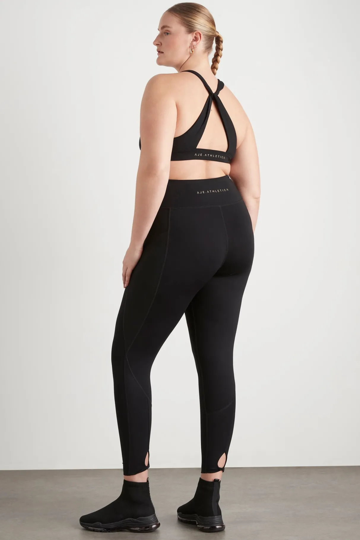 twist_back_sports_bra__13-1.webp Fashion Aje ATHLETICA Twist Back Sports Bra 335 Black/Gold